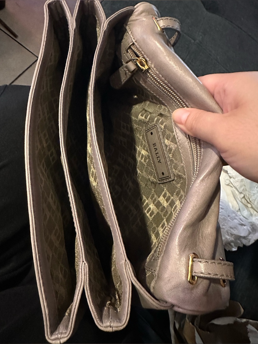 Beautiful BALLY Soft Ruched Lamb Leather Shoulder Bag in TAUPE with Gold Hardwar - Picture 14 of 15